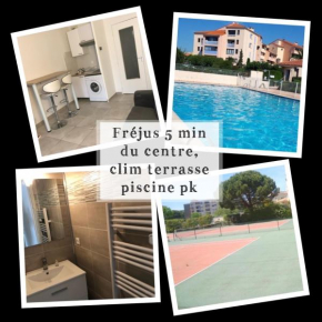 Frejus balcon des arènes studio 5e étage piscine clim tennis